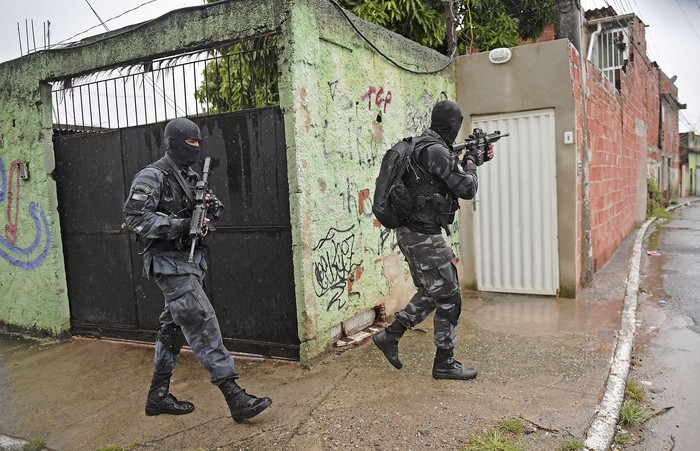 Policía militar especial patrullan cerca de la favela de Vila Kennedy en Río de Janeiro (archivo,
febrero de 2018). · Foto: Carl De Souz, AFP