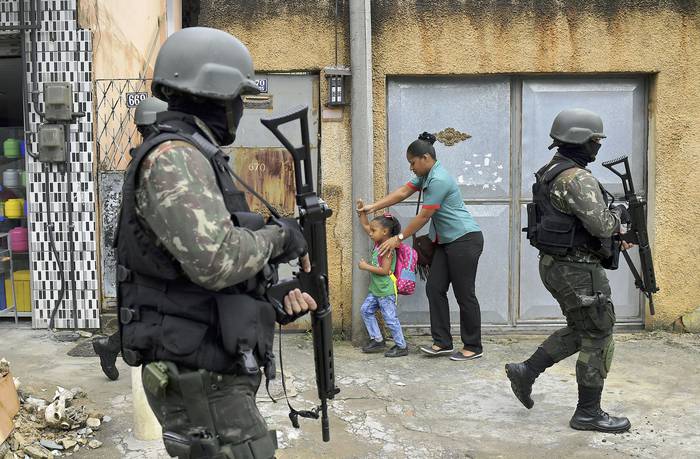 Policía militar patrulla cerca del barrio Vila Kennedy, en Río de Janeiro (archivo, febrero de 2018). · Foto:  Carl De Souza