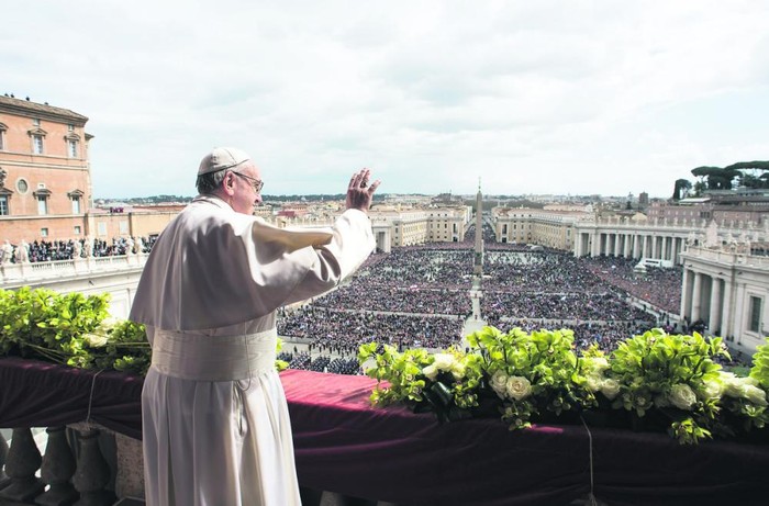 El papa Francisco durante el Urbi et Orbi en la basílica. Foto: prensa vaticano, afp de San Pedro, el 1 de abril.
