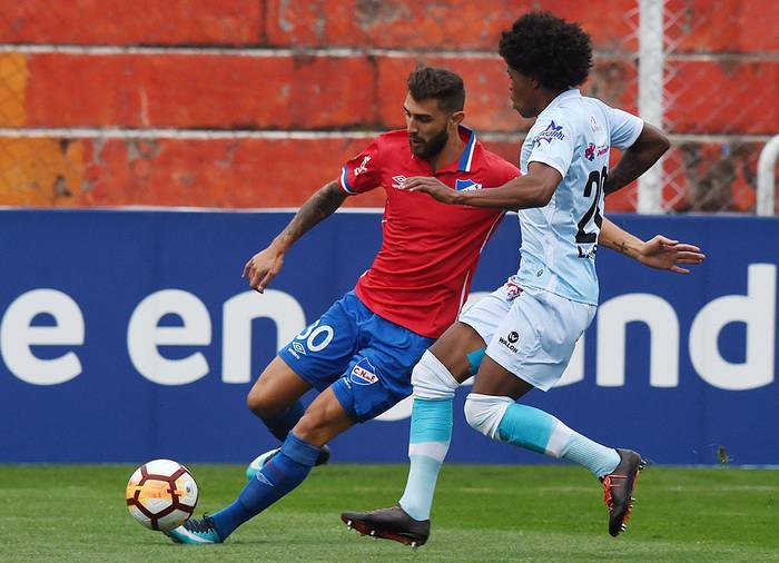 Gino Peruzzi, de Nacional y Julio Landauri del Real Garcilaso, ayer en el Cusco, Perú. Foto: Cris Bouroncle, AFP