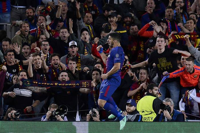 Luis Suárez tras convertir el cuarto gol de Barcelona ante Roma por los cuartos de final en el estadio Camp Nou, en Barcelona. Foto: Josep Lago, AFP
 · Foto: Josep Lago