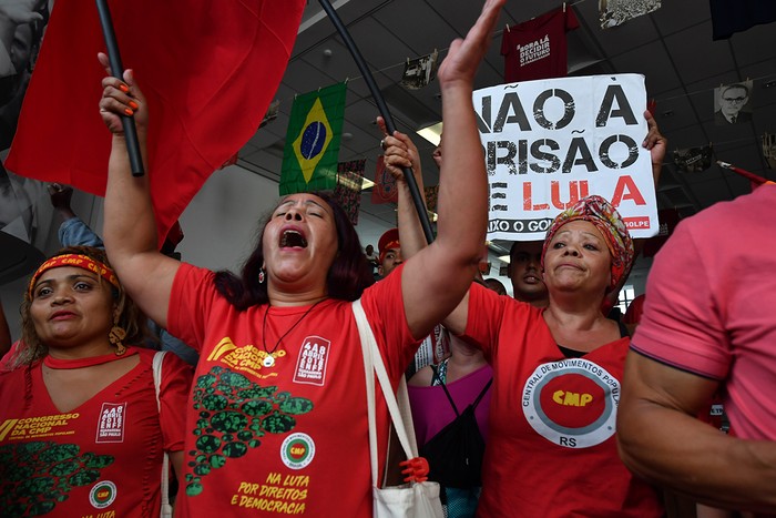 Manifestantes apoyan a Luiz Inácio Lula da Silva mientras se reúnen en el edificio sindical de los trabajadores metalúrgicos en Sao Bernardo do Campo, Sao Paulo, Brasil. Foto: Nelson Almeida / AFP