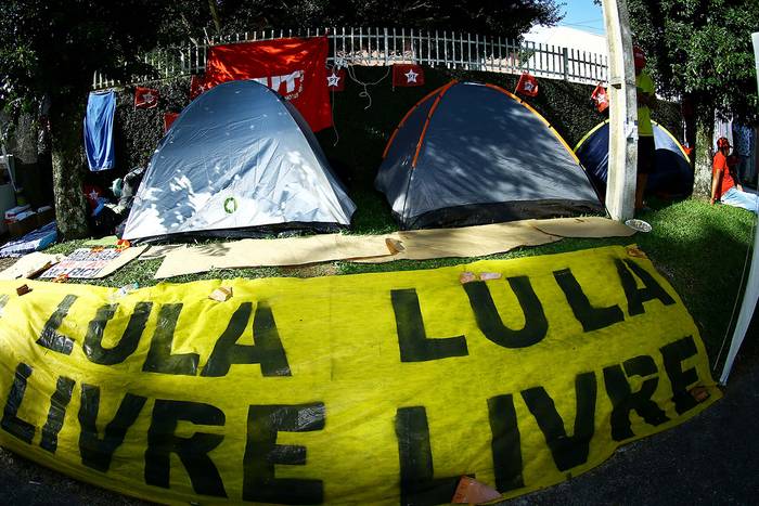 Partidarios del ex presidente brasileño Luiz Inácio Lula da Silva acampan en los alrededores de la sede de la Policía Federal, Curitiba, Brasil, hoy. Foto: Heuler Andrey / AFP