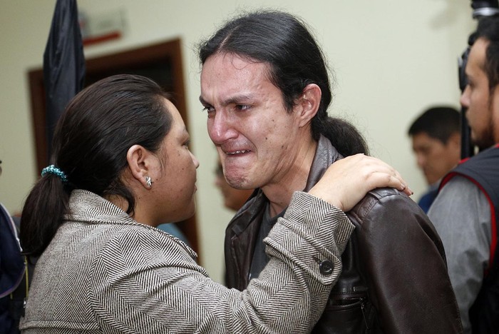 Parientes y amigos del periodista secuestrado ecuatoriano Javier Ortega, el fotógrafo Paul Rivas y su conductor Efraín Segarra, reaccionan durante una conferencia de prensa en Quito, el 12 de abril de 2018. Foto: Cristina Vega Rhor, AFP