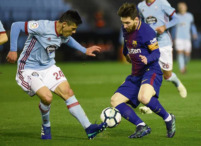 Lionel Messi de Barcelona y Facundo Roncaglia de Celta Vigo, en el estadio Balaidos, en Vigo. · Foto: Miguel Riopa