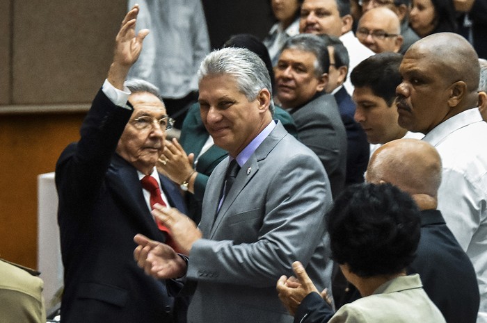 Raúl Castro junto al nuevo presidente cubano, Miguel Diaz-Canel durante la sesión de la Asamblea Nacional del Poder Popular que eligió el nuevo Consejo de Estado. Foto: stringer, AFP
