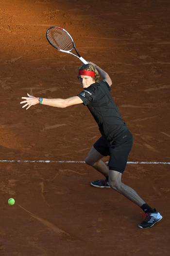 Germany's Alexander Zverev hits a return to France's Richard Gasquet during their tennis match at the Monte-Carlo ATP Masters Series tournament on April 20, 2018 in Monaco. / AFP PHOTO / YANN COATSALIOU Germany's Alexander Zverev hits a return to France's Richard Gasquet during their tennis match at the Monte-Carlo ATP Masters Series tournament on April 20, 2018 in Monaco. / AFP PHOTO / YANN COATSALIOU