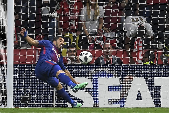 Luis Suárez convierte uno de los cinco goles de Barcelona ante Sevilla en la final de la Copa del Rey, en el estadio Wanda Metropolitano en Madrid. Foto: Lluis Gene, AFP · Foto: Lluis Genes