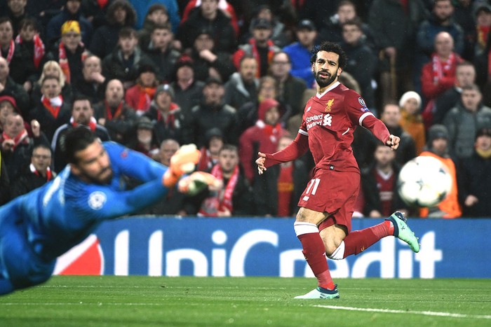 Mohamed Salah (der.), centrocampista egipcio del Liverpool, durante el partido de la semifinal de la UEFA Champions League, con Roma en el estadio Anfield de Liverpool.  · Foto: Filippo Momteforte