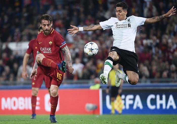 Daniele De Rossi de Roma y Roberto Firmino  de Liverpool durante el partido de vuelta por la  semifinal de la Champions League, en el estadio Olímpico de Roma. Foto: Filippo Monteforte, AFP · Foto: Filippo Monteforte