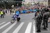 Espectadores y guardias fronterizos israelíes (D) miran a un ciclista durante la 1ra etapa del 101 Giro de Italia, el 4 de mayo de 2018, en la prueba contrarreloj individual de 9,7 kilómetros en Jerusalén. · Foto: Menahen Kahana, AFP Espectadores y guardias fronterizos israelíes (D) miran a un ciclista durante la 1ra etapa del 101 Giro de Italia, el 4 de mayo de 2018, en la prueba contrarreloj individual de 9,7 kilómetros en Jerusalén. · Foto: Menahen Kahana, AFP