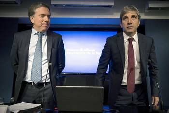 El ministro de Hacienda de Argentina, Nicolás Dujovne, y el ministro de Finanzas, Luis Caputo, durante la conferencia de prensa que brindaron ayer en Buenos Aires. Foto: Eitan Abramovich, AFP El ministro de Hacienda de Argentina, Nicolás Dujovne, y el ministro de Finanzas, Luis Caputo, durante la conferencia de prensa que brindaron ayer en Buenos Aires. Foto: Eitan Abramovich, AFP
