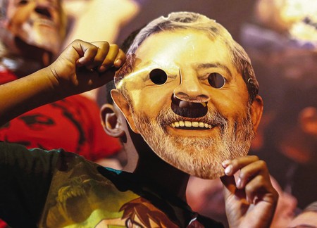 Partidarios de Luiz Inácio Lula da Silva durante un acto de apoyo al ex presidente brasileño frente al
sindicato metalúrgico, el lunes, en São Bernardo do Campo. AFP · Foto: Miguel Schincariol Partidarios de Luiz Inácio Lula da Silva durante un acto de apoyo al ex presidente brasileño frente al
sindicato metalúrgico, el lunes, en São Bernardo do Campo. AFP · Foto: Miguel Schincariol