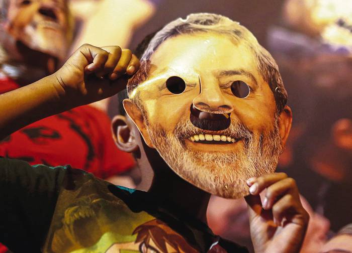 Partidarios de Luiz Inácio Lula da Silva durante un acto de apoyo al ex presidente brasileño frente al
sindicato metalúrgico, el lunes, en São Bernardo do Campo. AFP · Foto: Miguel Schincariol