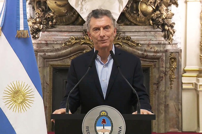 Captura de TV de una transmisión nacional de la presidencia argentina en la que el presidente de Argentina, Mauricio Macri, anuncia el inicio de las negociaciones con el FMI. AFP
