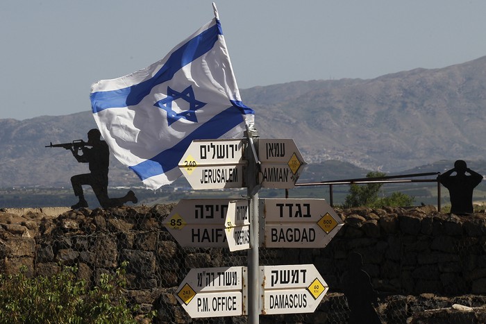 Bandera Isrselí en el Monte Bental en los Altos del Golán, frontera de Israel, Líbano, Jordania y Siria, hoy. Foto: Jalaa Marey / AFP