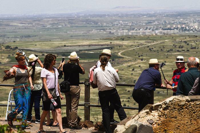 Turistas visitan un puesto del Ejército israelí en el Monte Bental, ayer, en los Altos del Golán territorios sirios anexionados por Israel. Foto: Jalaa Marey, Afp