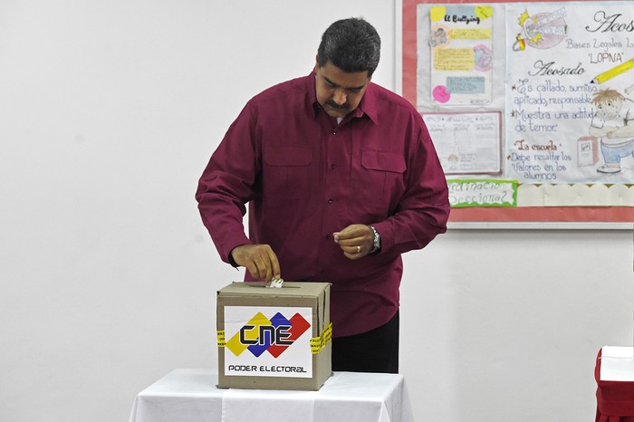Nicolás Maduro emite su voto durante las elecciones presidenciales en Caracas, el 20 de mayo. Foto: Juan Barreto / AFP