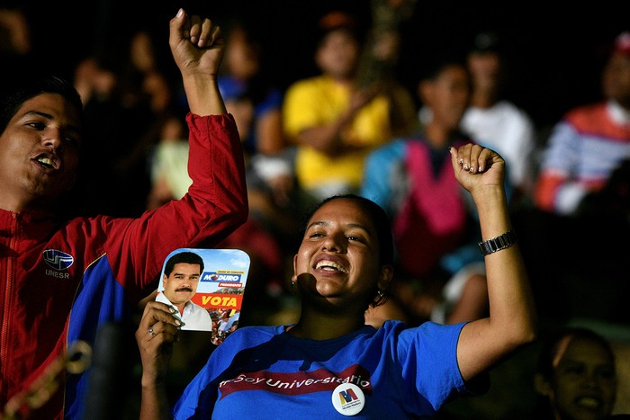 Partidarios de Nicolás Maduro esperan los resultados electorales en Venezuela, ayer. Foto: Federico Parra / AFP