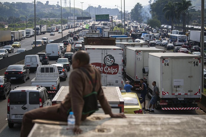 
Conductores de camiones brasileños bloquean parcialmente la carretera Washington Luiz (BR-040), en el municipio de Duque de Caxias, durante el quinto día de huelga nacional en protesta por los costos del combustible.  AFP
 · Foto: Mauro Pimentel