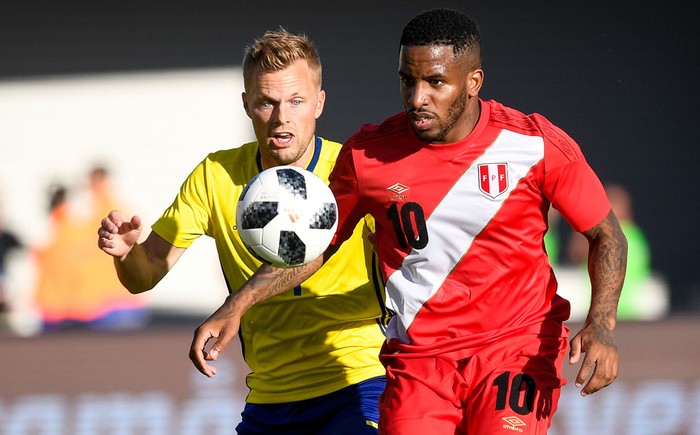 El sueco Sebastian Larsson y el peruano Jefferson Farfan durante un partido amistoso en Gotemburgo, el 9 de junio de 2018. · Foto: Adam Ihse