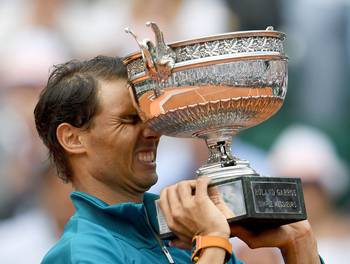 El español Rafael Nadal con La Coupe des Mousquetaires después de derrotar al dominicano Dominic Thiem en Roland Garros. El español Rafael Nadal con La Coupe des Mousquetaires después de derrotar al dominicano Dominic Thiem en Roland Garros.