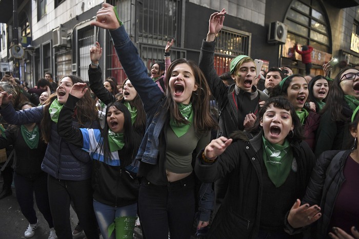 Manifestantes fuera del Congreso argentino en Buenos Aires, ayer
 · Foto: Eitan Abramovich