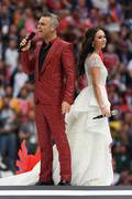 Robbie Williams y la soprano Aida Garifullina durante la Ceremonia de apertura en el Estadio Luzhniki en Moscú 