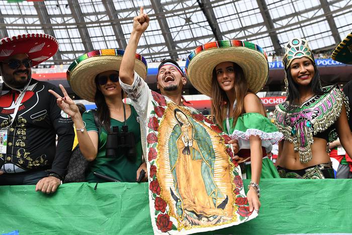 Hinchada mexicana previo al partido con Alemania en el Estadio Luzhniki, en Moscú  · Foto: Yuri Cortez / AFP