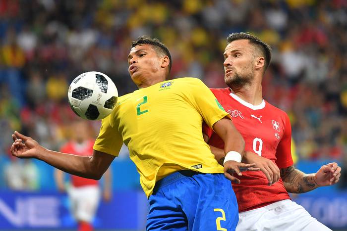 El defensa brasileño Thiago Silva de Brasil y Haris Seferovic de Suiza en el Rostov Arena en Rostov-On-Don 
 · Foto: Joe Klamar / AFP
