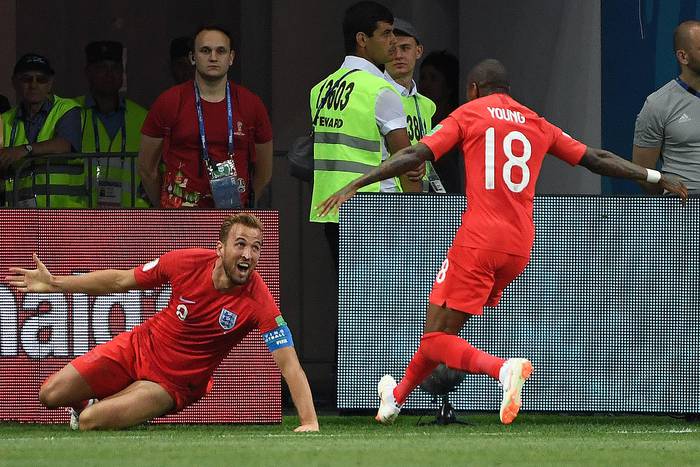El inglés Harry Kane (izq) celebra su segundo gol con Ashley Young durante el partido del grupo G entre Túnez e Inglaterra en el Volgograd Arena de Volgogrado, el 18 de junio de 2018.  · Foto: Mark Ralston, AFP