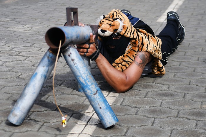 Un miembro del movimiento "19 de abril", en una demostración de uso de mortero artesanal, Managua, ayer  · Foto: Marvin Recinos / AFP