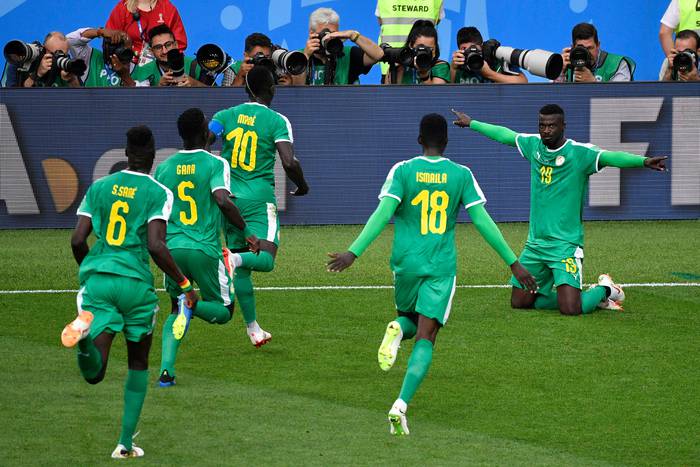 Mbaye Niang (d) de Senegal festeja su segundo gol ante Polonia en el Estadio Spartak de Moscú 
Alexander NEMENOV / AFP · Foto: Alexander Nemenov