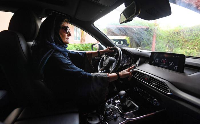 Arabia Saudita puso fin a su prohibición de larga duración de que las mujeres conduzcan el 24 de junio de 2018, y en el momento en que el reloj marca la medianoche, las mujeres de todo el país encienden sus motores.  · Foto: Amer Hilabi