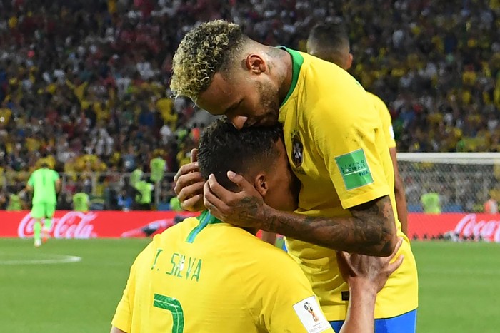 El delantero brasileño Thiago Silva felicita a Neymar durante el partido del Grupo E de la Copa Mundial Rusia 2018 entre Serbia y Brasil en el Spartak Stadium de Moscú el 27 de junio de 2018.  · Foto: Kirill Kudryavtsev / AFP
