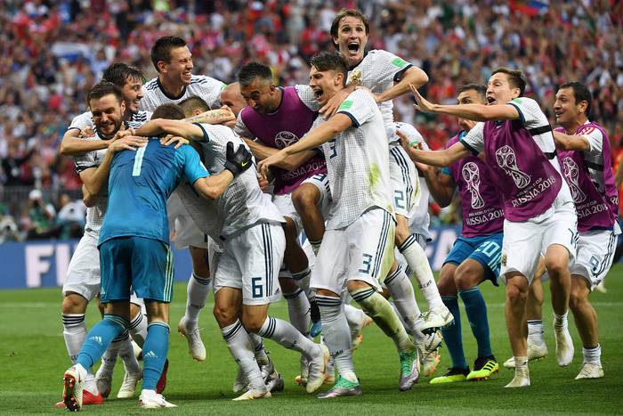 Los jugadores de Rusia celebran la victoria por penales ante España, logrando la clasificacion a cuartos de final, en el estadio Luzhniki de Moscú. Foto Yuri Cortéz, AFP