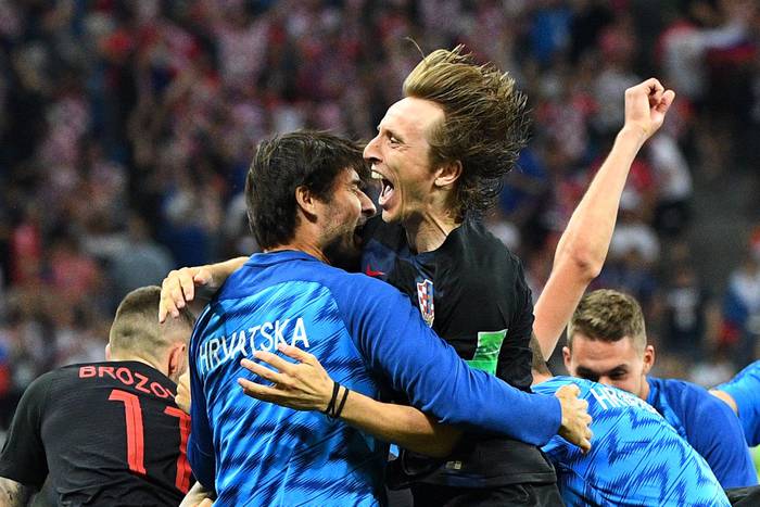 Luka Modric de Croacia festeja con sus compañeros luego de vencer a Dinamarca por penales y lograr la clasificación a cuartos de final, en el estadio Nizhny Novgorod. Foto: Johannes Eisele, AFP