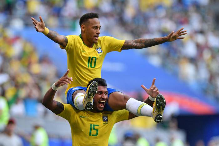 Neymar y Paulinho de Brasil festejan el gol ante Mexico por octavos de final en el estadio Samara Arena. Foto: Fabrice Coffrini, AFP