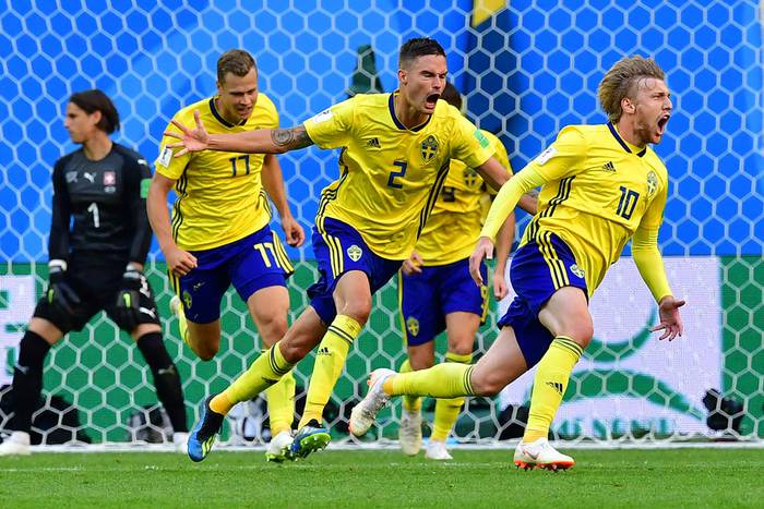  Emil Forsberg (R)de Suecia, celebra el gol frente a Suiza en el Estadio de San Petersburgo en San Petersburgo. / Foto:Giuseppe Cacace / AFP