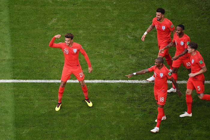 El centrocampista inglés Dele Alli (L) celebra su gol, el segundo de su equipo, durante el partido de cuartos de final de la Copa del Mundo Rusia 2018 entre Suecia e Inglaterra en el Samara Arena de Samara .
Jewel Samad / AFP