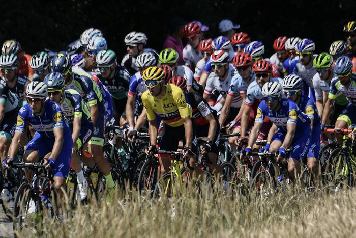 El belga Greg Van Avermaet (C), vestido con el maillot amarillo del líder general, participa en la sexta etapa de la 105ª edición de la carrera ciclista Tour de France entre Brest y Mur-de-Bretagne Guerledan, oeste de Francia, el 12 de julio , 2018.
Philippe Lopez / AFP