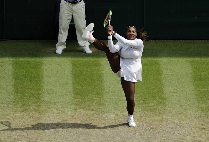 La jugadora estadounidense Serena Williams, devuelve una bola a la alemana Julia Goerges, durante el partido de semifinales de individuales de Wimbledon 2018. · Foto: Ben Curtis
