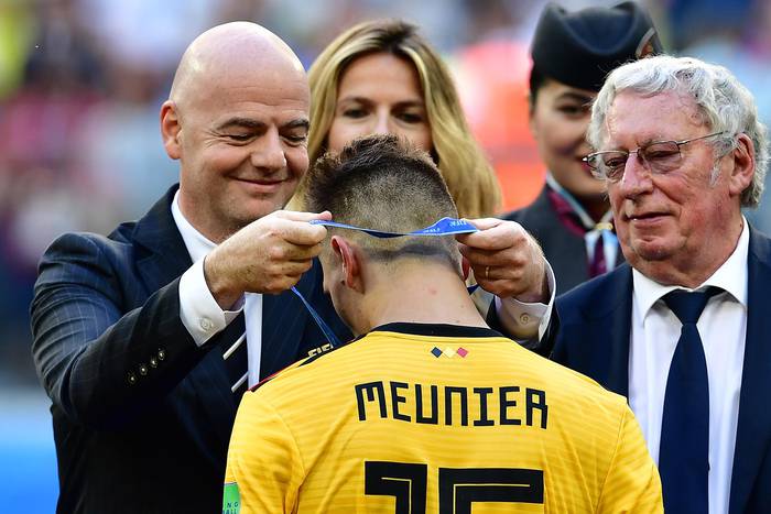 El belga Thomas Meunier recibe la medalla de bronce del presidente suizo de la FIFA Gianni Infantino después del triunfo de Bélgica ante Inglaterra en la Copa Mundial 2018 Rusia, en el estadio de San Petersburgo en julio 14, 2018. · Foto: Giuseppe Cacace, AFP