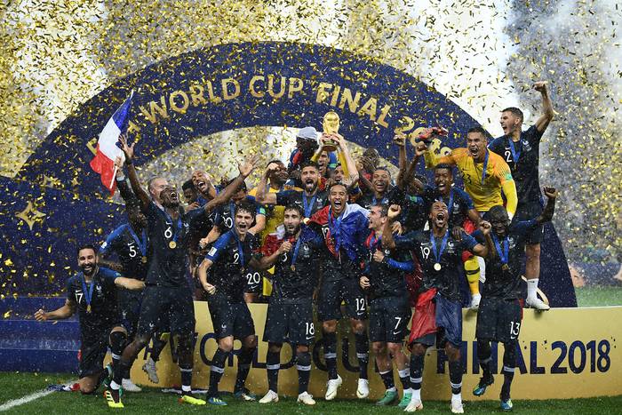 Jugadores franceses celebran la obtención del título en el estadio Luzhniki, en Moscú · Foto: Franck Fife