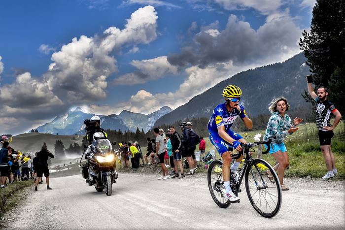 Julián Alaphilippe en la ascensión de la Plateau des Glieres, Tour de France entre Annecy y Le Grand-Bornand, Alpes franceses, hoy. Foto: Jeff Pachoud / AFP
