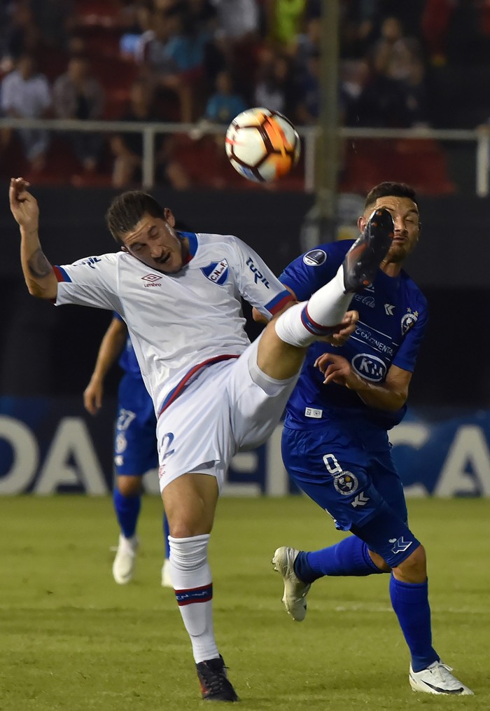 
Alfonso Espino, de Nacional, y Adrián Martínez, de Sol de América, durante el partido por Copa Sudamericana, en el estadio Defensores del Chaco de Asunción. Afp
 · Foto: Norberto Duarte