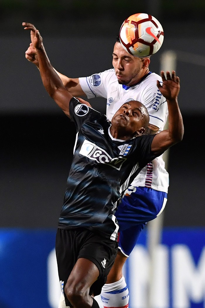 Flavio, de Bahía de Brasil, y Leandro Paiva, de Cerro en el estadio Pituaçu de Salvador. AFP · Foto: Nelson Almeida