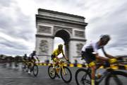 El malla de oro del Tour de France edición 2018 frente al Arco de Triunfo. Archivo, julio 2018.