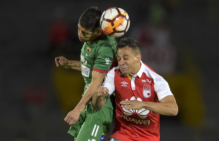 Diego Guastavino de Inpendiente Santa Fe y Mauricio Felipe de Rampla Juniors, en el estadio Nemesio Camacho El Campín en Bogotá, Colombia. · Foto: Raúl Arboleda