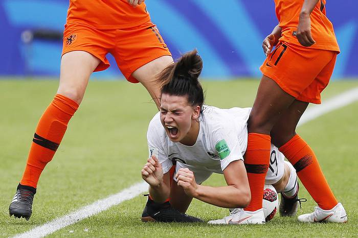Francia-Holanda durante un partido del mundial femenino sub 20 que se disputa actualmente en Francia.  · Foto: Charly Triballeau, AFP